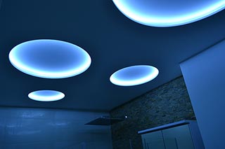 Kruhový sadrokartónový svetelný strop v kúpelni