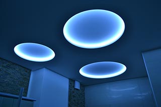 Sadrokartonový strop s okrúhlymi svetlami