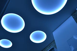 Sadrokartónový svetelný strop s kruhovými svetlami