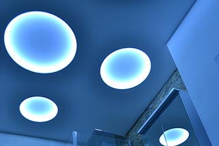 Sadrokartónový svetelný strop s okrúhlymi výrezmi pre svetlá