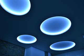 Svetelný sadrokartónový strop s kruhovými výrezmi pre svetlá