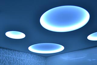 Svetelný sadrokartónový strop s okrúhlymi svetlami