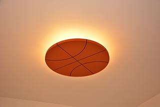 Sadrokartónový kruhový strop v tvare basketbalovej lopty