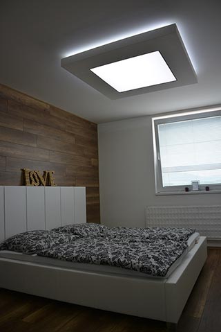 Svetelný sadrokartónový strop do spálne s tlmeným osvetlením