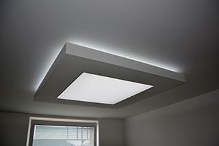 Svetelný sadrokartónový strop s tlmeným osvetlením